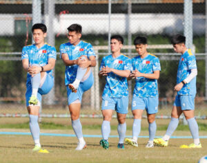 Đội tuyển Việt Nam thể hiện tinh thần tập trung cao độ trước trận đấu với Malaysia.