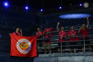 Các khán giả có mặt tại sân tiếp lửa cho Quang Hải cùng các đồng đội - Ảnh: CAHN.