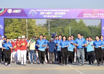 Các vị lãnh đạo thực hiện nghi thức chạy hưởng ứng tại giải. Ảnh: Gia Hân.