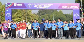 Các vị lãnh đạo thực hiện nghi thức chạy hưởng ứng tại giải. Ảnh: Gia Hân.