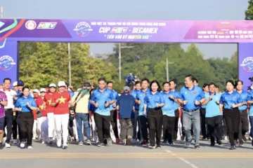 Các vị lãnh đạo thực hiện nghi thức chạy hưởng ứng tại giải. Ảnh: Gia Hân.