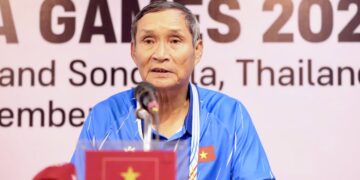 HLV Mai Đức Chung vừa cùng ĐT nữ Việt Nam đánh bại Myanmar 2-0. Ảnh: Gia Hân.