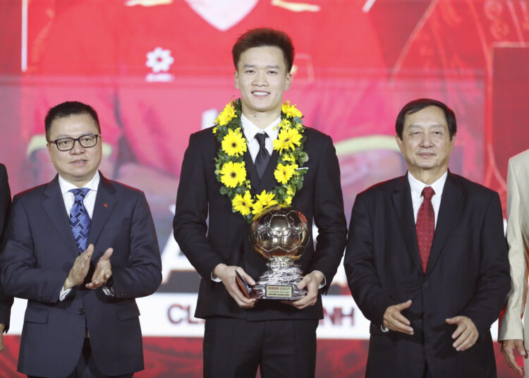 Nguyễn Hoàng Đức lần thứ 3 nhận danh hiệu QBV Việt Nam. Ảnh: Anh Khoa.