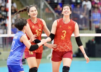 Niềm vui chưa trọn vẹn của Thanh Thuý và các cô gái ĐT bóng chuyền nữ Việt Nam. Ảnh: Gia Hân.