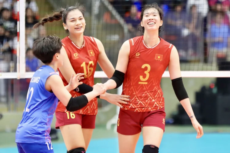Niềm vui chưa trọn vẹn của Thanh Thuý và các cô gái ĐT bóng chuyền nữ Việt Nam. Ảnh: Gia Hân.