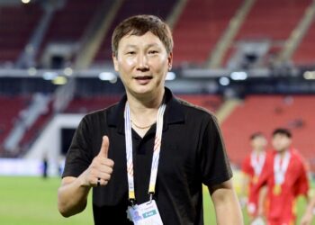 HLV Kim Sang Sik sẽ gắn bó với bóng đá Việt Nam đến năm 2027. Ảnh: Anh Khoa.