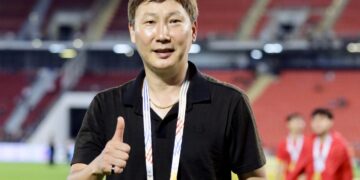 HLV Kim Sang Sik sẽ gắn bó với bóng đá Việt Nam đến năm 2027. Ảnh: Anh Khoa.
