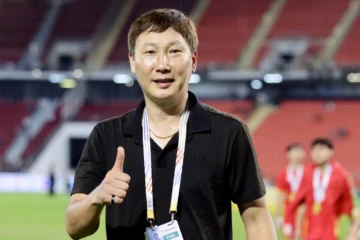 HLV Kim Sang Sik sẽ gắn bó với bóng đá Việt Nam đến năm 2027. Ảnh: Anh Khoa.