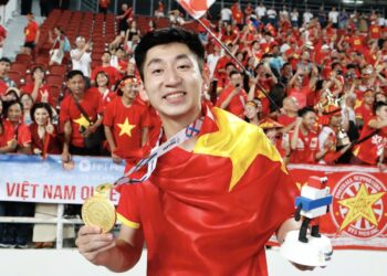 Trung vệ Nhật Minh với tấm HCV SEA Games 33. Ảnh: Anh Khoa.