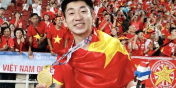 Trung vệ Nhật Minh với tấm HCV SEA Games 33. Ảnh: Anh Khoa.
