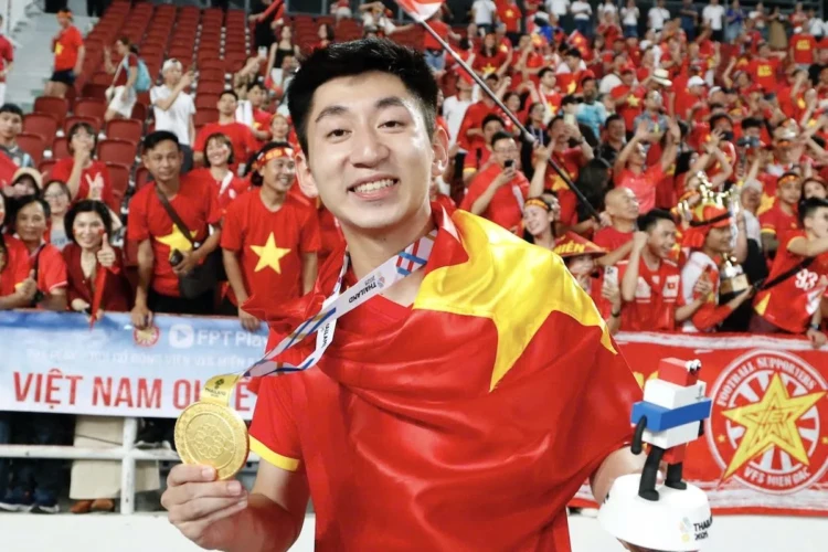 Trung vệ Nhật Minh với tấm HCV SEA Games 33. Ảnh: Anh Khoa.