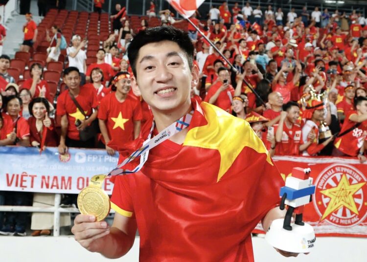 Trung vệ Nhật Minh với tấm HCV SEA Games 33. Ảnh: Anh Khoa.