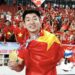Trung vệ Nhật Minh với tấm HCV SEA Games 33. Ảnh: Anh Khoa.
