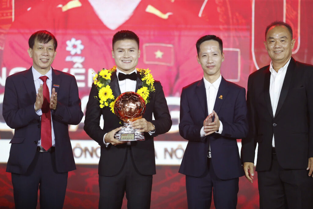 Quang Hải được vinh danh với danh hiệu QBĐ. Ảnh: Anh Khoa