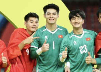 Thủ môn Trung Kiên (1) có tên trong Top 5 danh hiệu QBV Việt Nam 2025. Ảnh: Anh Khoa.