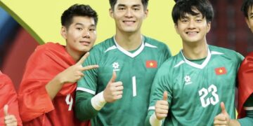 Thủ môn Trung Kiên (1) có tên trong Top 5 danh hiệu QBV Việt Nam 2025. Ảnh: Anh Khoa.