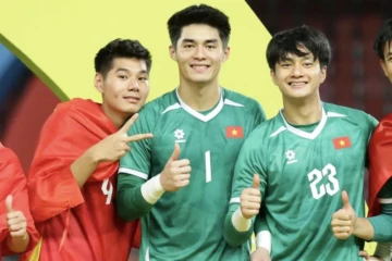 Thủ môn Trung Kiên (1) có tên trong Top 5 danh hiệu QBV Việt Nam 2025. Ảnh: Anh Khoa.