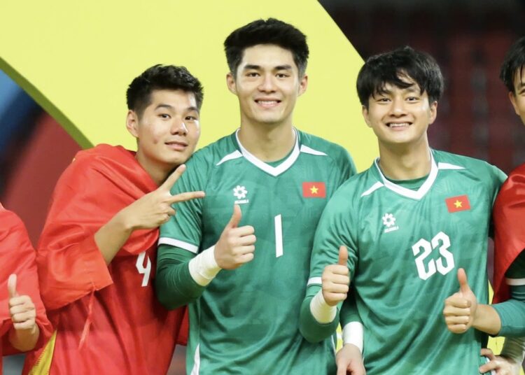 Thủ môn Trung Kiên (1) có tên trong Top 5 danh hiệu QBV Việt Nam 2025. Ảnh: Anh Khoa.