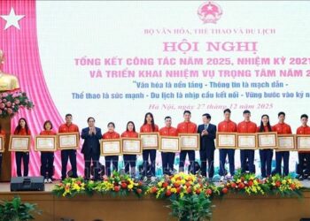 Thủ tướng Phạm Minh Chính trao bằng khen cho các VĐV đạt thành tích xuất sắc ở SEA Games 33 - Ảnh: TTVN