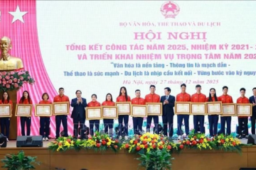Thủ tướng Phạm Minh Chính trao bằng khen cho các VĐV đạt thành tích xuất sắc ở SEA Games 33 - Ảnh: TTVN