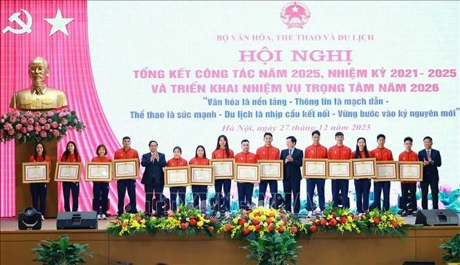 Thủ tướng Phạm Minh Chính trao bằng khen cho các VĐV đạt thành tích xuất sắc ở SEA Games 33 - Ảnh: TTVN