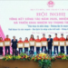 Thủ tướng Phạm Minh Chính trao bằng khen cho các VĐV đạt thành tích xuất sắc ở SEA Games 33 - Ảnh: TTVN