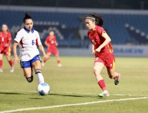 Đội tuyển nữ Việt Nam chủ động đẩy cao nhịp độ trận đấu, tìm kiếm bàn thắng - Ảnh: Gia Hân.