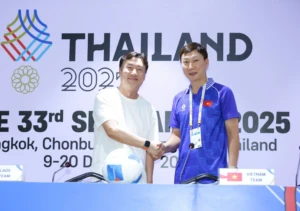 HLV Kim Sang Sik thận trọng trước đối thủ U22 Lào ở trận ra quân - Ảnh: VFF.