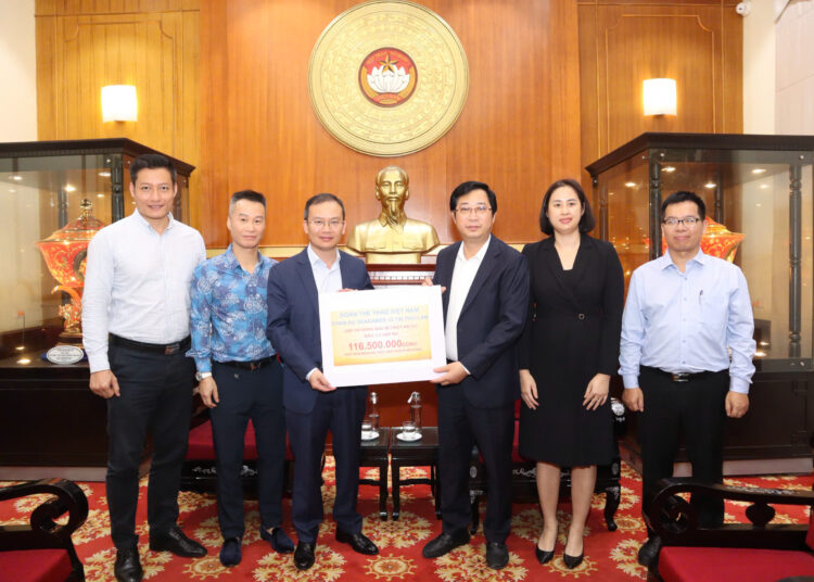 Trưởng đoàn Thể thao Việt Nam tại SEA Games 33 đại diện toàn đoàn trao số tiền 116,5 triệu đồng ủng hộ đồng bào các tỉnh bị ảnh hưởng nặng nề bởi bão lũ.