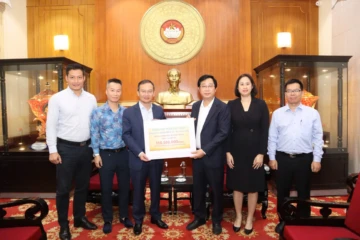 Trưởng đoàn Thể thao Việt Nam tại SEA Games 33 đại diện toàn đoàn trao số tiền 116,5 triệu đồng ủng hộ đồng bào các tỉnh bị ảnh hưởng nặng nề bởi bão lũ.