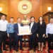 Trưởng đoàn Thể thao Việt Nam tại SEA Games 33 đại diện toàn đoàn trao số tiền 116,5 triệu đồng ủng hộ đồng bào các tỉnh bị ảnh hưởng nặng nề bởi bão lũ.