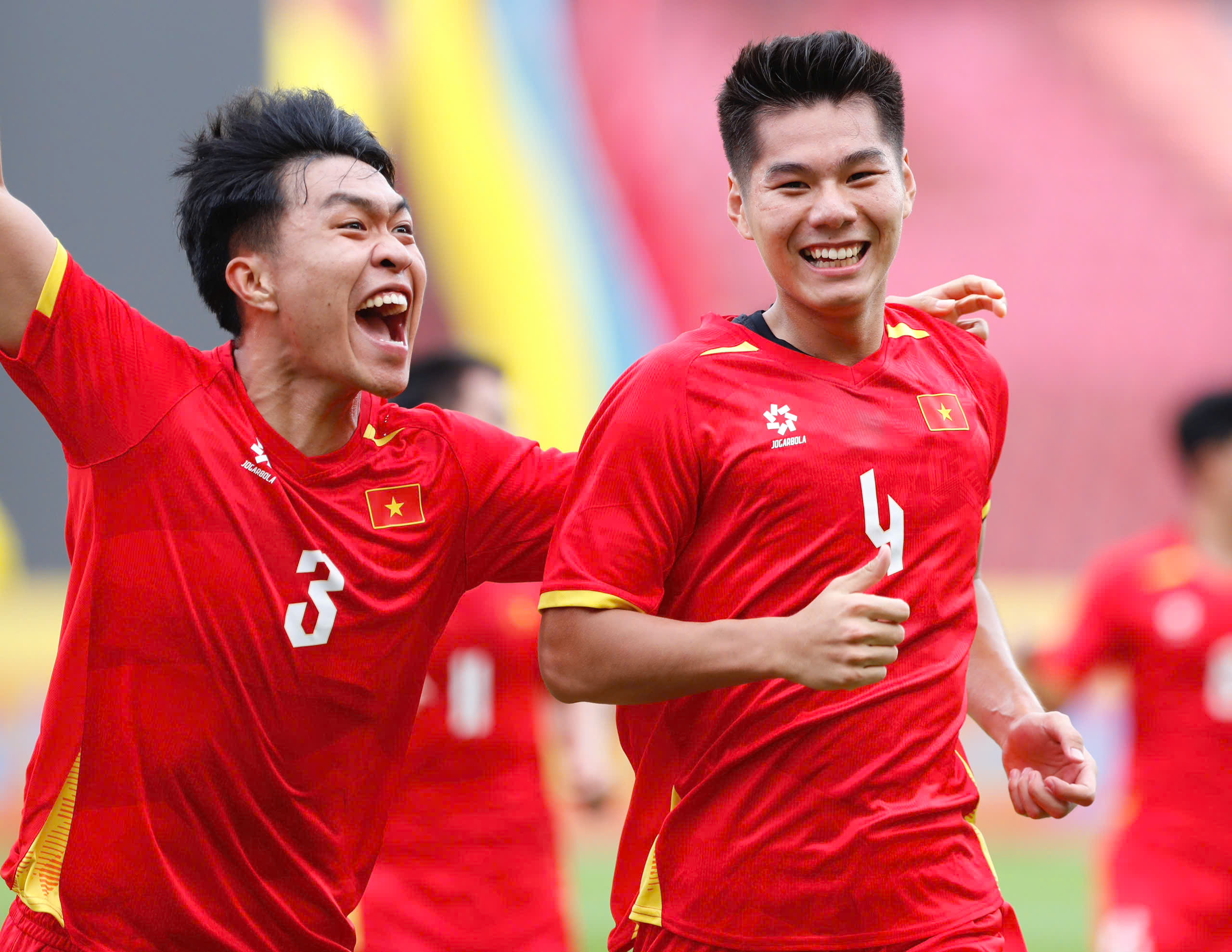 HLV Kim Sang Sik dành lời khen cho tinh thần nỗ lực cùng màn thể hiện của các học trò - Ảnh: Anh Khoa.