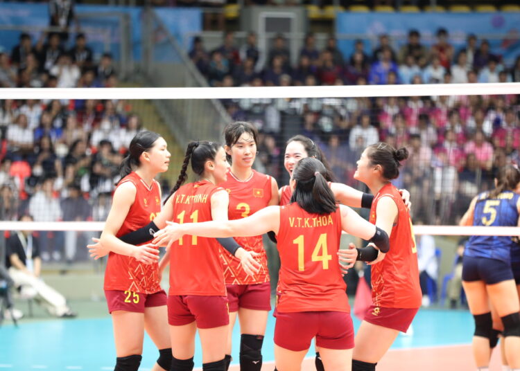 Thanh Thúy và đồng đội đành ngậm ngùi nhận HCB sau khi để thua chủ nhà Thái Lan với tỉ số 2-3. Ảnh: Gia Hân