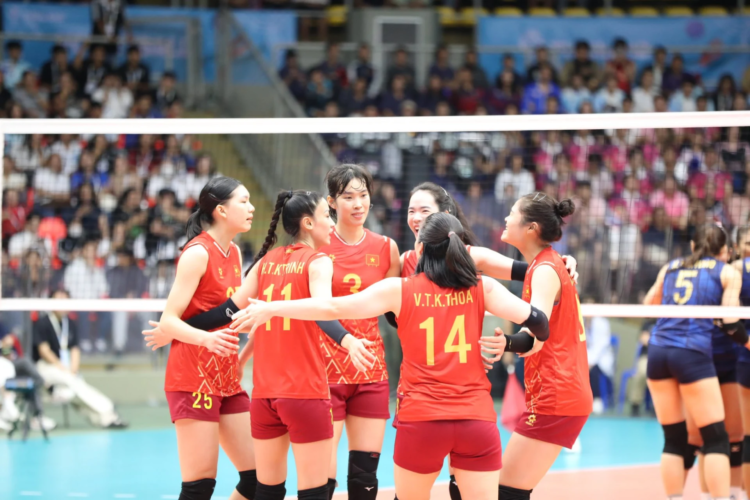 Thanh Thúy và đồng đội đành ngậm ngùi nhận HCB sau khi để thua chủ nhà Thái Lan với tỉ số 2-3. Ảnh: Gia Hân