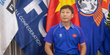 HLV Kim Sang-sik đã có buổi gặp gỡ và chia sẻ với báo chí về hành trình chinh phục ngôi vô địch(Ảnh: Đức Đồng)