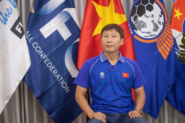HLV Kim Sang-sik đã có buổi gặp gỡ và chia sẻ với báo chí về hành trình chinh phục ngôi vô địch(Ảnh: Đức Đồng)