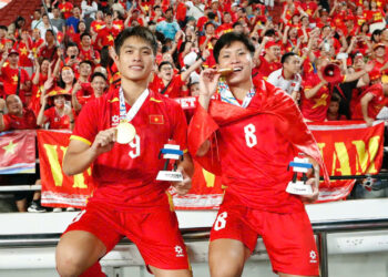 Tiền vệ Quốc Cường (8) cùng tấm HCV SEA Games 33 cùng người bạn thân ở Học viện bóng đá Nutifood JMG, tiền đạo Quốc Việt. Ảnh: Anh Khoa.