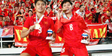 Tiền vệ Quốc Cường (8) cùng tấm HCV SEA Games 33 cùng người bạn thân ở Học viện bóng đá Nutifood JMG, tiền đạo Quốc Việt. Ảnh: Anh Khoa.