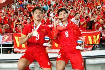 Tiền vệ Quốc Cường (8) cùng tấm HCV SEA Games 33 cùng người bạn thân ở Học viện bóng đá Nutifood JMG, tiền đạo Quốc Việt. Ảnh: Anh Khoa.