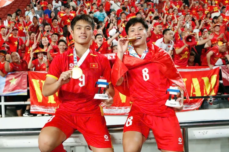 Tiền vệ Quốc Cường (8) cùng tấm HCV SEA Games 33 cùng người bạn thân ở Học viện bóng đá Nutifood JMG, tiền đạo Quốc Việt. Ảnh: Anh Khoa.
