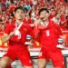 Tiền vệ Quốc Cường (8) cùng tấm HCV SEA Games 33 cùng người bạn thân ở Học viện bóng đá Nutifood JMG, tiền đạo Quốc Việt. Ảnh: Anh Khoa.