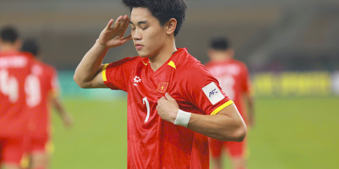 Đình Bắc tái hiện lại bàn thắng của Công Vinh vào lưới Thái Lan năm 2008.