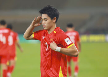 Đình Bắc tái hiện lại bàn thắng của Công Vinh vào lưới Thái Lan năm 2008.