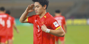 Đình Bắc tái hiện lại bàn thắng của Công Vinh vào lưới Thái Lan năm 2008.