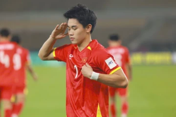 Đình Bắc tái hiện lại bàn thắng của Công Vinh vào lưới Thái Lan năm 2008.