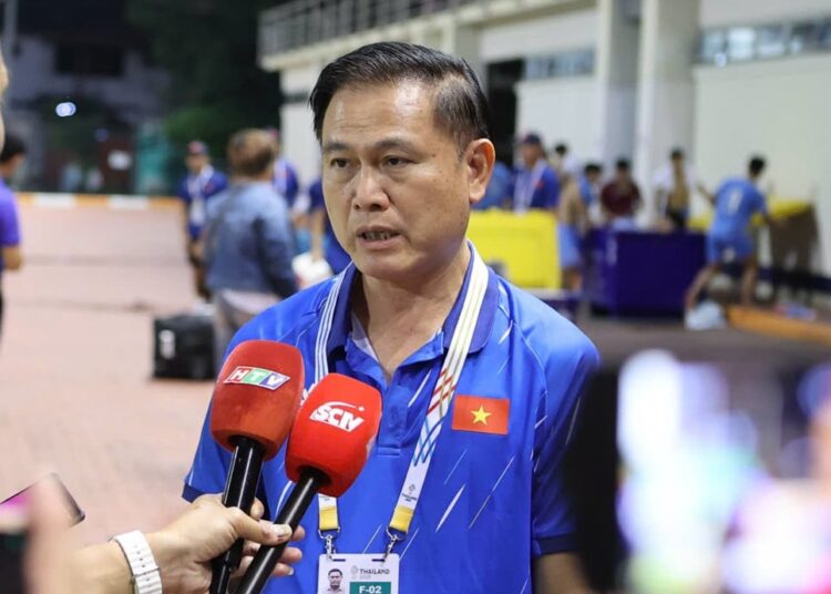 PCT VFF ông Trần Anh Tú nhắc nhở U23 Việt Nam không được chủ quan trước đội chủ nhà. Ảnh: Anh Khoa.