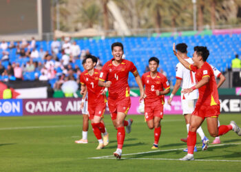 Hiểu Minh dứt điểm chính xác nâng tỉ số 2-0 sau bài đá phạt góc bài bản (Ted Trần)