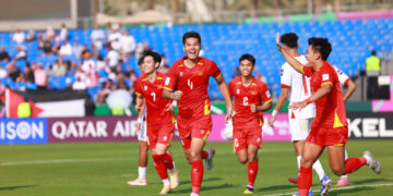 Hiểu Minh dứt điểm chính xác nâng tỉ số 2-0 sau bài đá phạt góc bài bản (Ted Trần)