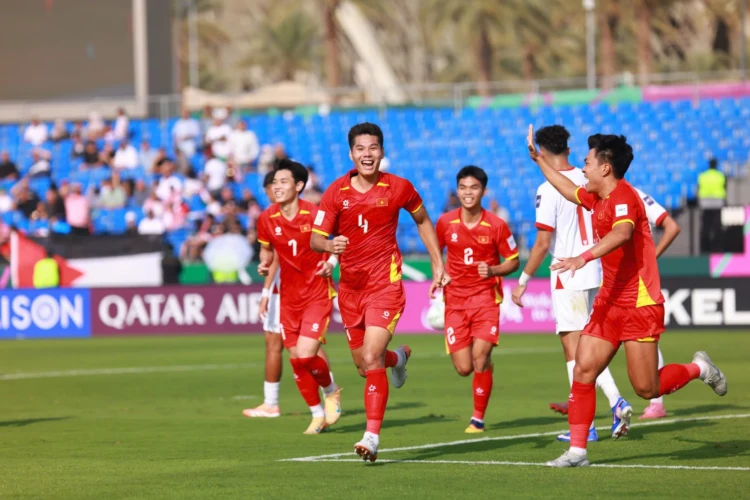 Hiểu Minh dứt điểm chính xác nâng tỉ số 2-0 sau bài đá phạt góc bài bản (Ted Trần)