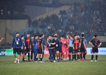 Ngay sau trận đấu, BHL Ninh Bình FC đã lao vào sân để phản ứng với trọng tài người Malaysia. Ảnh: Nguyễn Huy